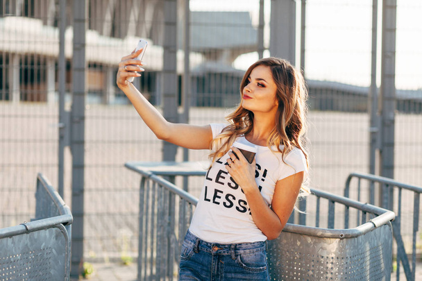 γυναίκα που παίρνει selfie με smartphone - Φωτογραφία, εικόνα
