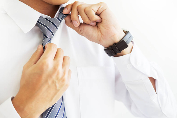 mode en kleding concept - close-up van zakenman in shirt - Foto, afbeelding
