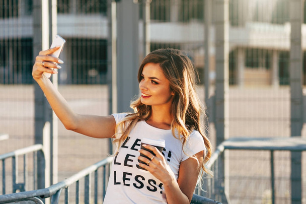 γυναίκα που παίρνει selfie με smartphone - Φωτογραφία, εικόνα