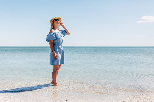 woman in straw hat on beach - Fotografie, Obrázek