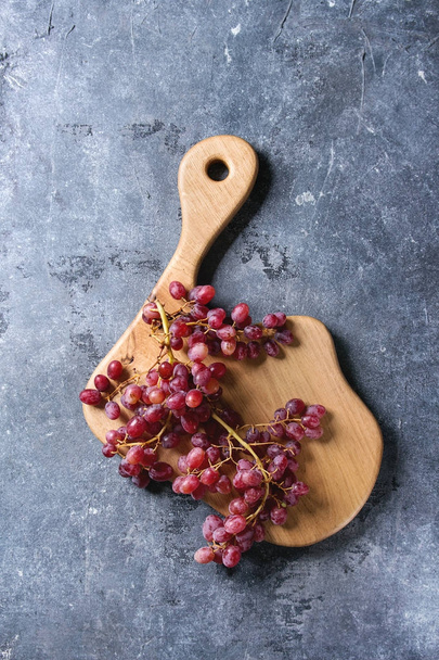 Grapes on serving board - Foto, imagen