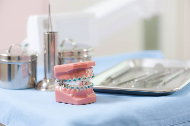 Набор стоматологических инструментов в клинике
 - Фото, изображение