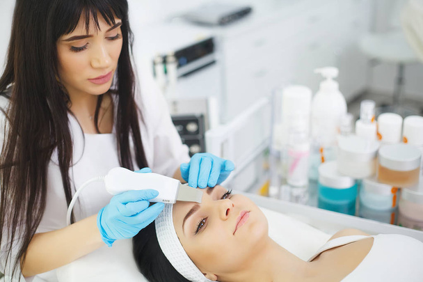 Cuidado del cuerpo. Mujer recibiendo análisis de la piel de la cara. Cosmetología
 - Foto, imagen