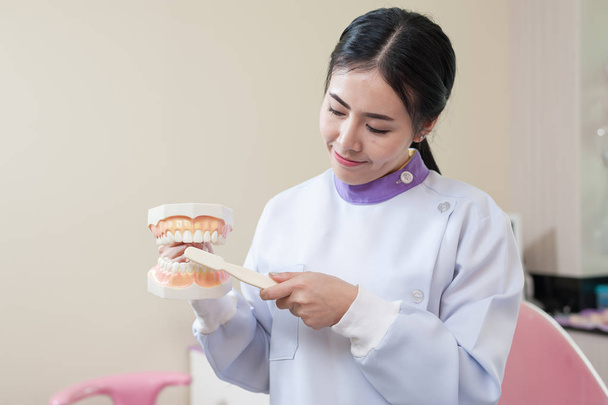 Жіночий пацієнт з оглядом зубів
 - Фото, зображення