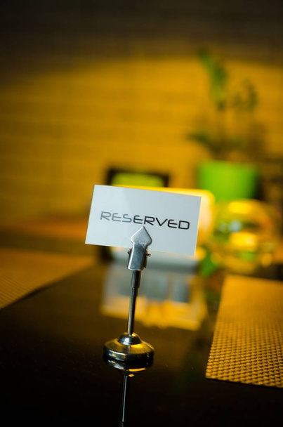 Firma reservada en una mesa en el restaurante - Foto, Imagen