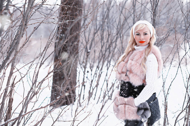 Nieve día rubia chica en un paseo en un parque de invierno
 - Foto, Imagen
