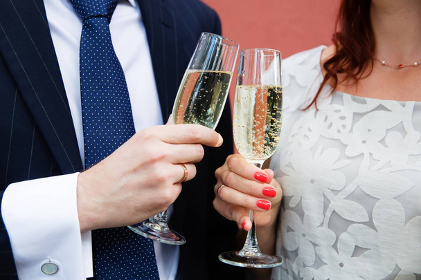 Bride and groom holding champagne glasses - Фото, изображение