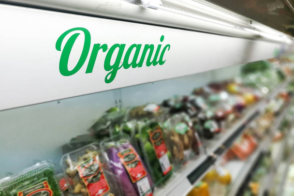 Luonnonmukaisten elintarvikkeiden kyltit moderni supermarket tuoreita tuotteita vegetab
 - Valokuva, kuva