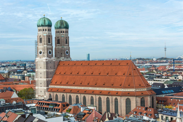 ドイツ、ミュンヘンのマリエン広場の近くの聖母教会の空中写真 - 写真・画像