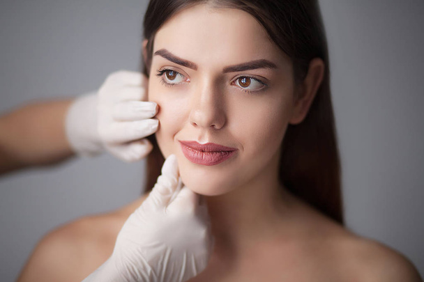 Cuidado de la piel mujer eliminación de maquillaje facial - concepto de cuidado de la piel / foto
 - Foto, Imagen