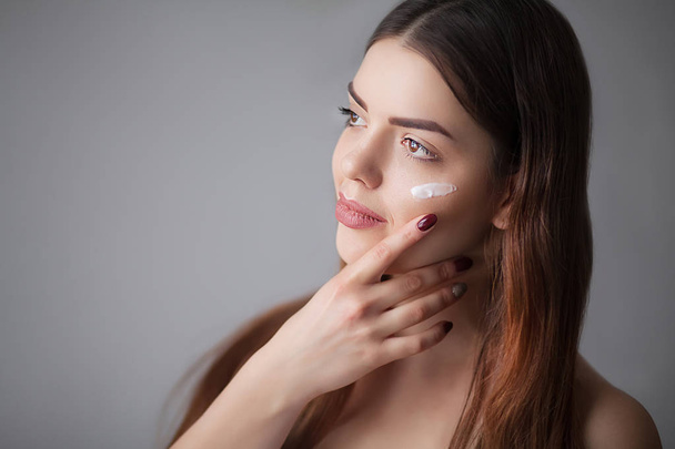 Skin care nő eltávolítása arc smink - skin care koncepciót / fotó - Fotó, kép