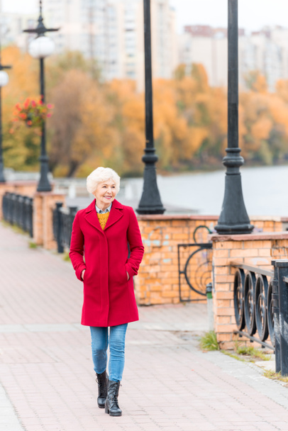 Seniorin im roten Mantel - Foto, Bild
