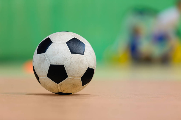 Palazzetto dello sport indoor. Calcio futsal palla e pavimento futsal
 - Foto, immagini