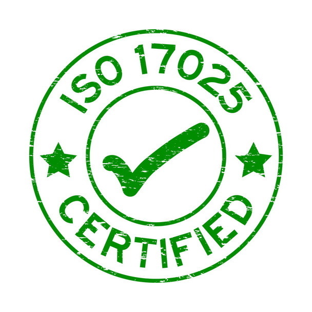 Lastik mühür damgası beyaz arka plan üzerinde yuvarlak işareti simgesiyle sertifikalı yeşil grunge ISO 17025 - Vektör, Görsel