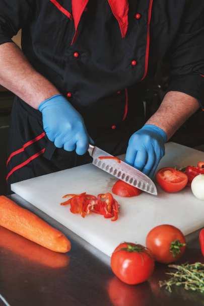Chef-kok groente snijden - Foto, afbeelding
