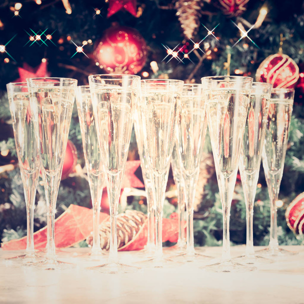 Bicchieri di champagne con sfondo albero di Natale e scintille
 - Foto, immagini