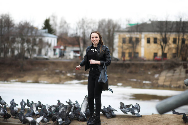 Chica en un paseo por el parque y una bandada de palomas - Foto, imagen