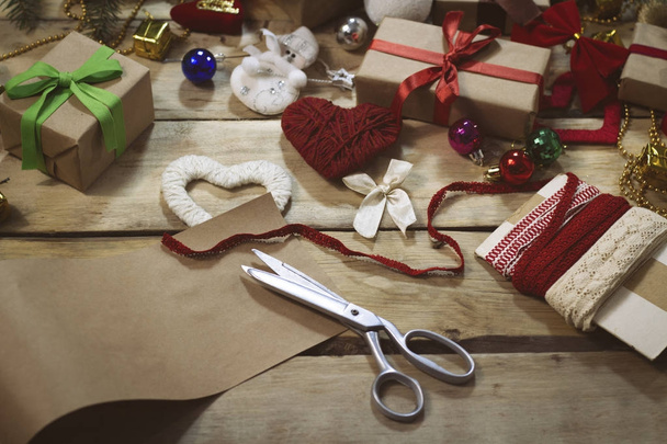 Le processus d'emballage des cadeaux de Noël et du Nouvel An. Papier, sc
 - Photo, image