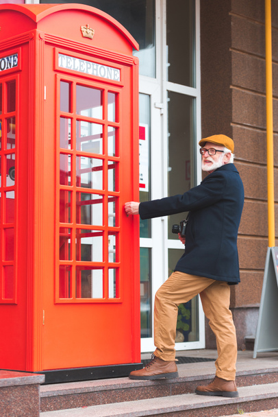 uomo anziano alla cabina telefonica
 - Foto, immagini