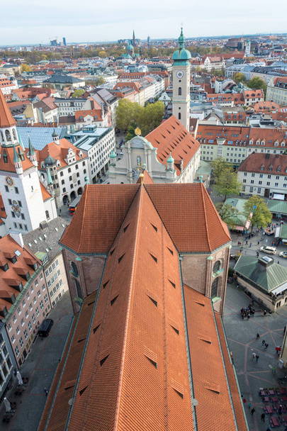Червоний дах Peterskirche від її вежі з містом ce - Фото, зображення