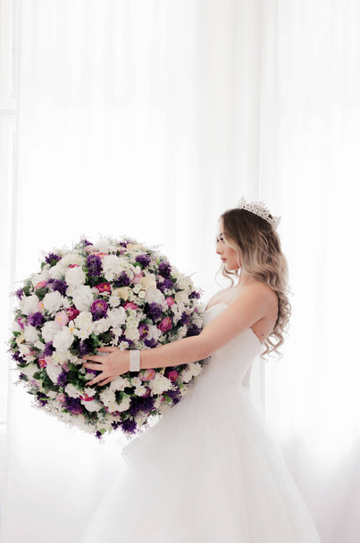Bride woman with big bouquet - Fotografie, Obrázek