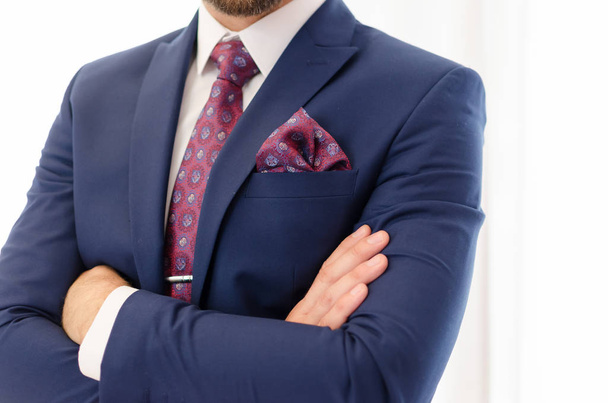 Suited businessman with crossed hands - Photo, Image