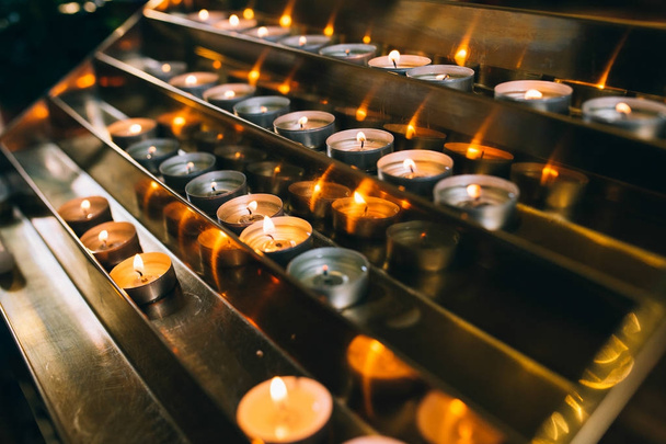 Горящие свечи на церковном алтаре
 - Фото, изображение