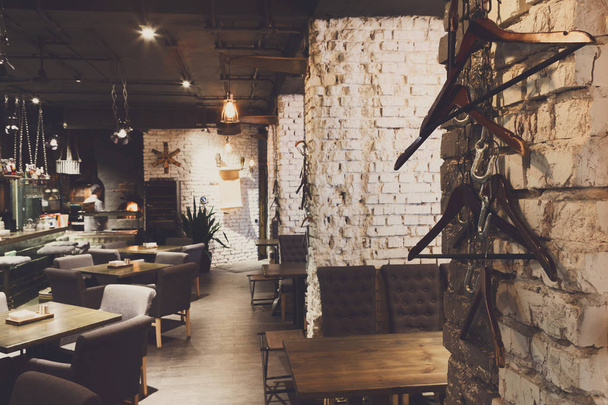 Interior de restaurante moderno, estilo loft
 - Foto, imagen