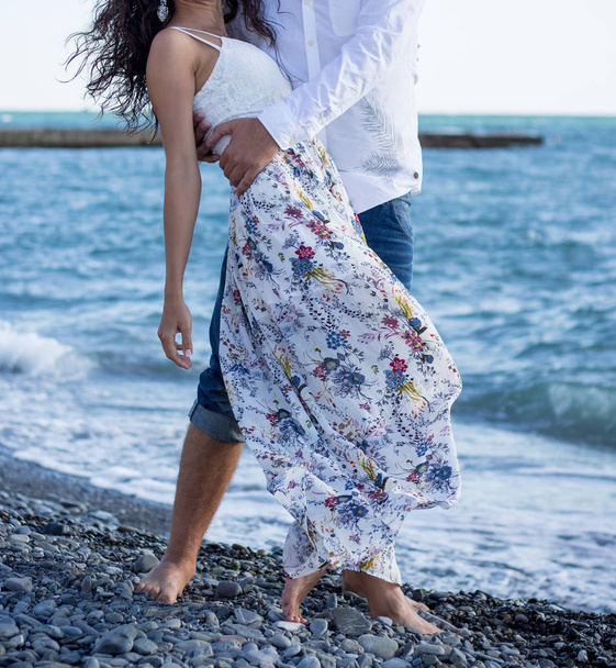молода щаслива пара на пляжі
 - Фото, зображення