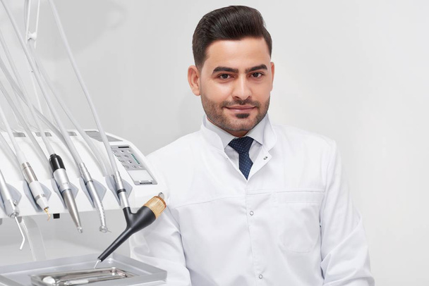 Professional dentist at his clinic - Foto, afbeelding