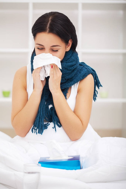 Frío y gripe. Retrato de una mujer enferma atrapada en el frío, sintiéndose enferma
 - Foto, imagen