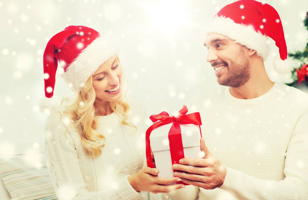 happy couple at home with christmas gift box - Foto, imagen