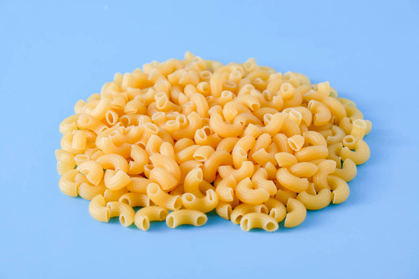 Italian food raw macaroni For cooking food made of flour - Foto, imagen