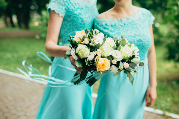Demoiselles d'honneur tenant des bouquets
 - Photo, image