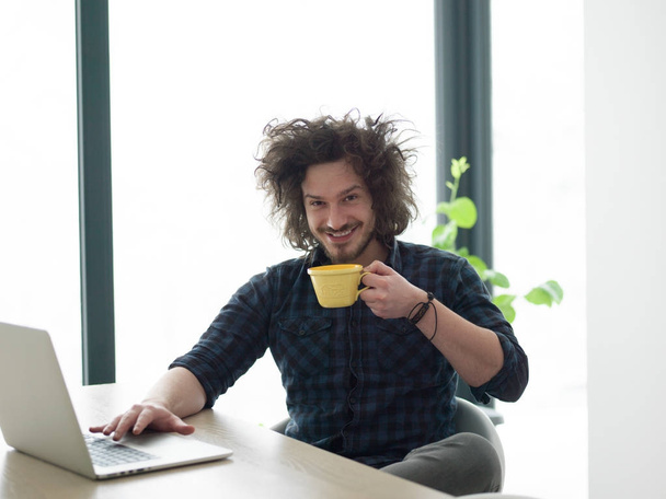 man drinking coffee while working - Fotoğraf, Görsel
