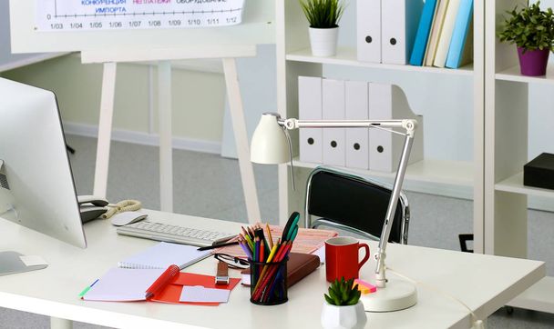 Стол с чистым блокнотом и ноутбуком
 - Фото, изображение