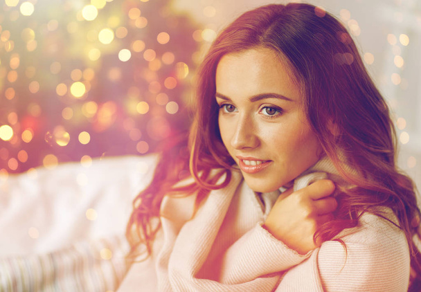 happy young woman with plaid at home for christmas - Foto, Bild