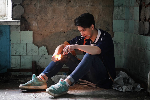 Азіатського підлітка використовує наркотиків - Фото, зображення