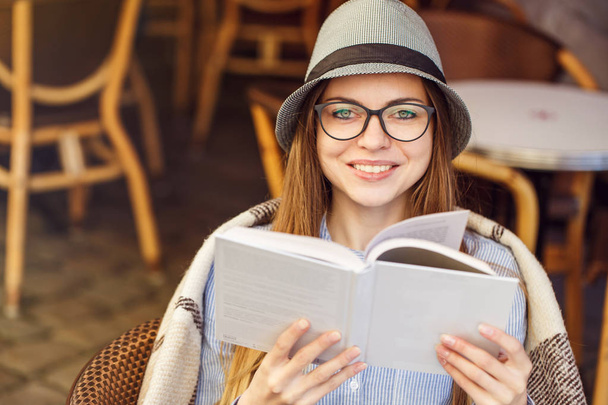 Girl Read Book - Фото, изображение