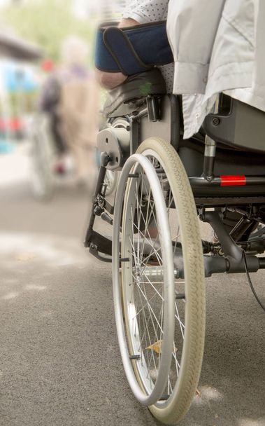 κοντινό πλάνο του τροχού της αναπηρικής πολυθρόνας - Φωτογραφία, εικόνα