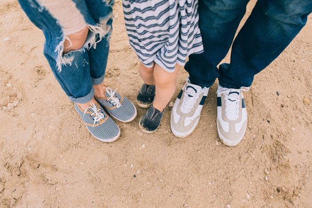 ноги отца, матери и маленькой девочки
 - Фото, изображение