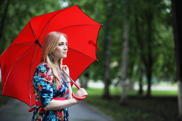 Bir şemsiye ile sokakta kız - Fotoğraf, Görsel