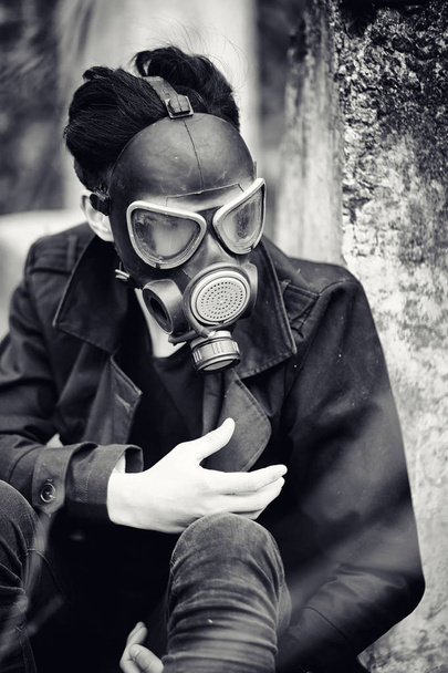 De man in de jas en een gasmasker. Post-apocalyptische portret van A - Foto, afbeelding