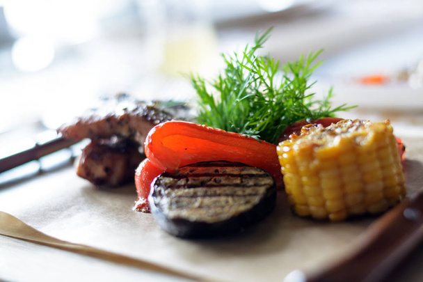 индейка с кукурузой, баклажаны, болгарский перец, зеленый гриль на деревянной тарелке, вид сверху
. - Фото, изображение
