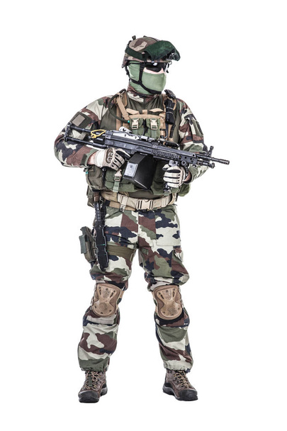 Французский десантник с оружием
 - Фото, изображение