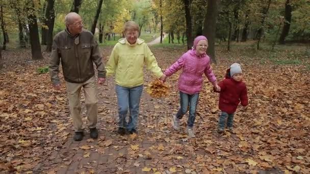 Ηλικιωμένο ζευγάρι και εγγόνια μαζί το φθινόπωρο - Πλάνα, βίντεο