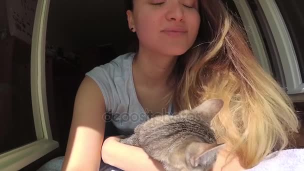 4k, een jonge vrouw met haar kat knuffelen, zoenen en knuffelen - Video
