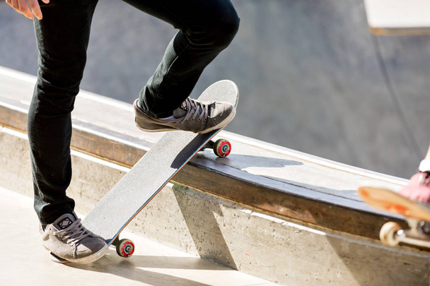 Teenage boy skateboarding outdoors - Foto, afbeelding