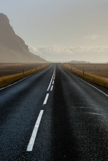 Δρόμος μέσα από τοπίο της Ισλανδίας. Δρόμο και το αυτοκίνητο ταξίδια γραφική και ηλιοβασίλεμα. Έννοια οδικό ταξίδι. Αυτοκίνητο ταξίδια περιπέτειας - Φωτογραφία, εικόνα