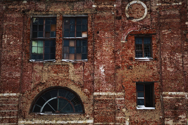 Un antiguo edificio de ladrillo vintage con ventanas inusuales. Fondo, textura de una pared de ladrillo
 - Foto, Imagen